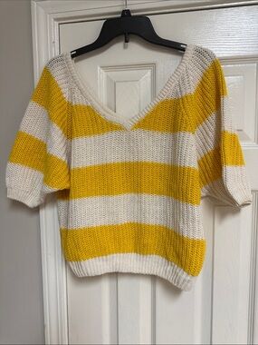 METRO V‑Neck Striped Short‑Sleeve Sweater – Yellow & Cream